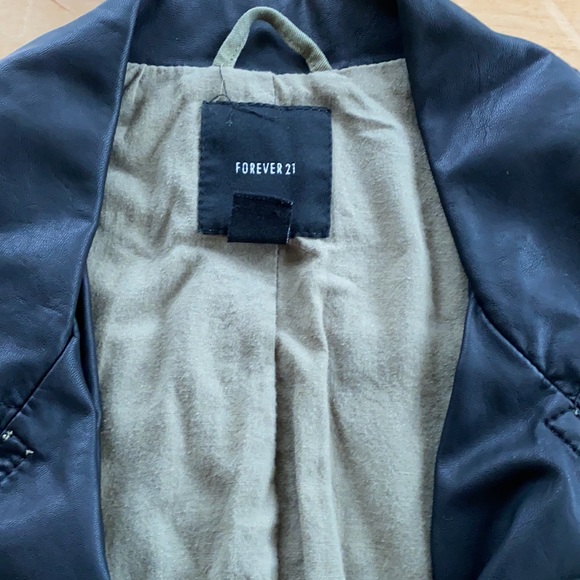 Forever 21 Short Green Jacket Size Medium With Black Collar and Gold Zippers - Picture 3 of 3